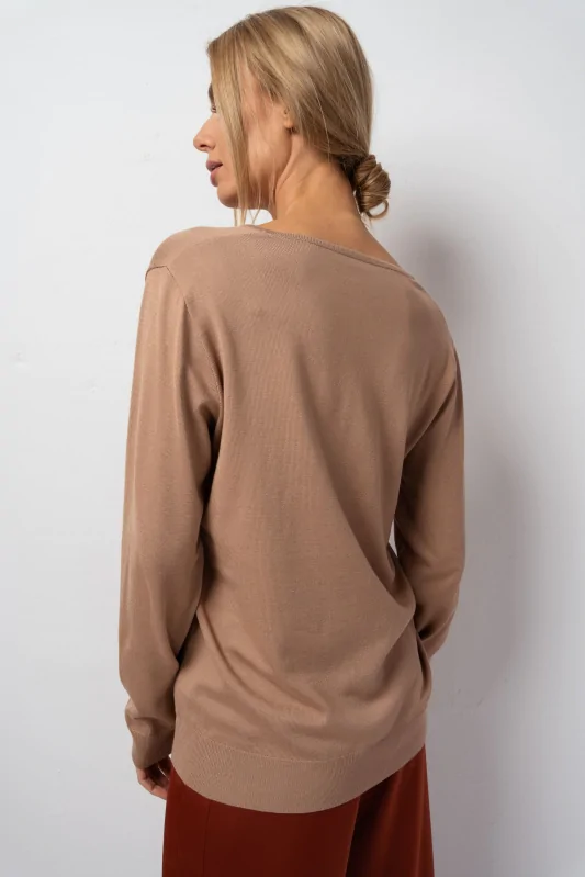 Cienki wiskozowy sweter z dekoltem w serek, w kolorze beżowym