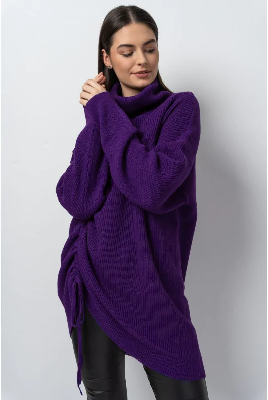 dłuższy sweter oversize, z golfem i wszytym troczkiem do regulacji długości, z dodatkiem wełny alpaka w kolorze fioletowym