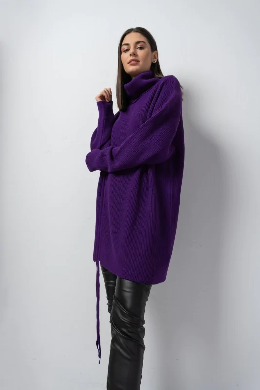 dłuższy sweter oversize, z golfem i wszytym troczkiem do regulacji długości, z dodatkiem wełny alpaka w kolorze fioletowym