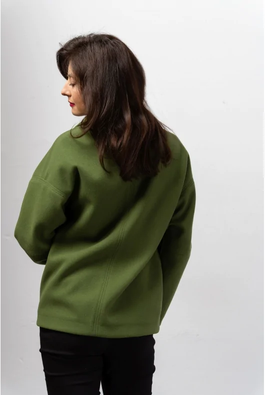 Zielona krótka flauszowa kurtka z dużymi kieszeniami