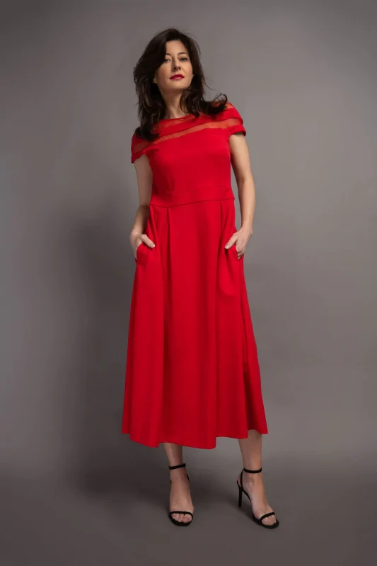 Czerwona sukienka koktajlowa 7/8 z rozkloszowaną spódnicą i rękawkami z siatki