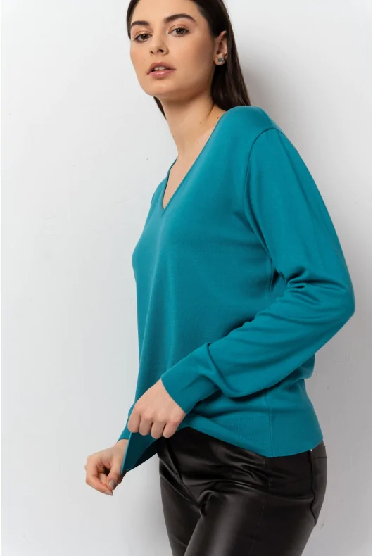 Niebieski turkusowy cienki sweter z wiskozy z dekoltem w serek