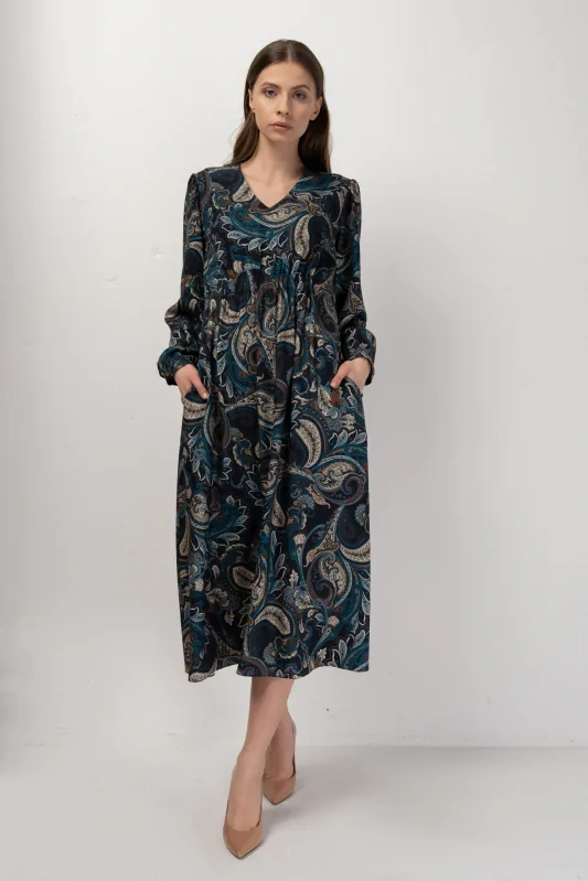 Granatowa sukienka midi we wzór paisley w odcieniach brązów i błękitów