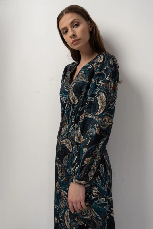Granatowa sukienka midi we wzór paisley w odcieniach brązów i błękitów