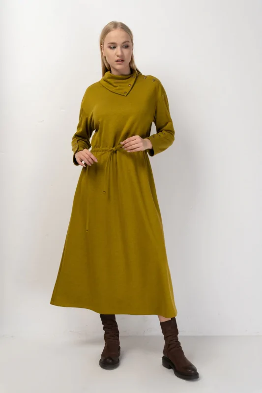 Dzianinowa sukienka maxi w stonowanym odcieniu limonki