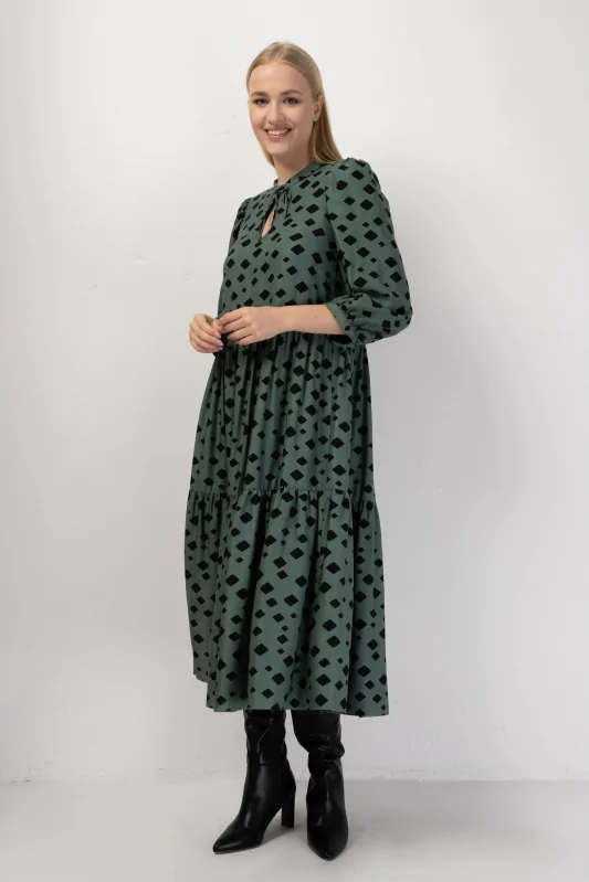 Sukienka z ozdobnymi falbanami, w długości MIDI, z rękawami 3/4 w kolorze zielonym