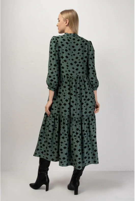 Sukienka z ozdobnymi falbanami, w długości MIDI, z rękawami 3/4 w kolorze zielonym