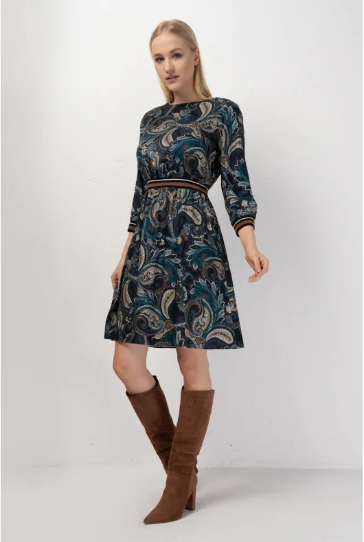 sukienka z wiskozy we wzór paisley, w odcieniach brązu i niebieskiego, przed kolano, rękawy 3/4