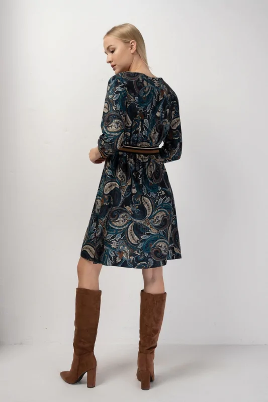 sukienka z wiskozy we wzór paisley, w odcieniach brązu i niebieskiego, przed kolano, rękawy 3/4