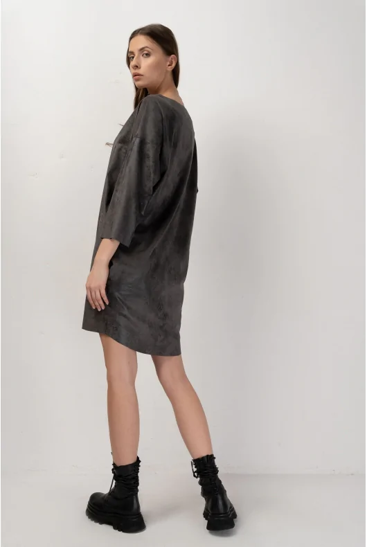 Szara oversizowa sukienka z imitacji zamszu, o długości mini