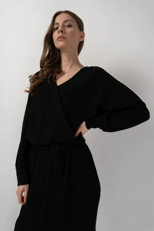 Czarna swetrowa sukienka midi w prążek