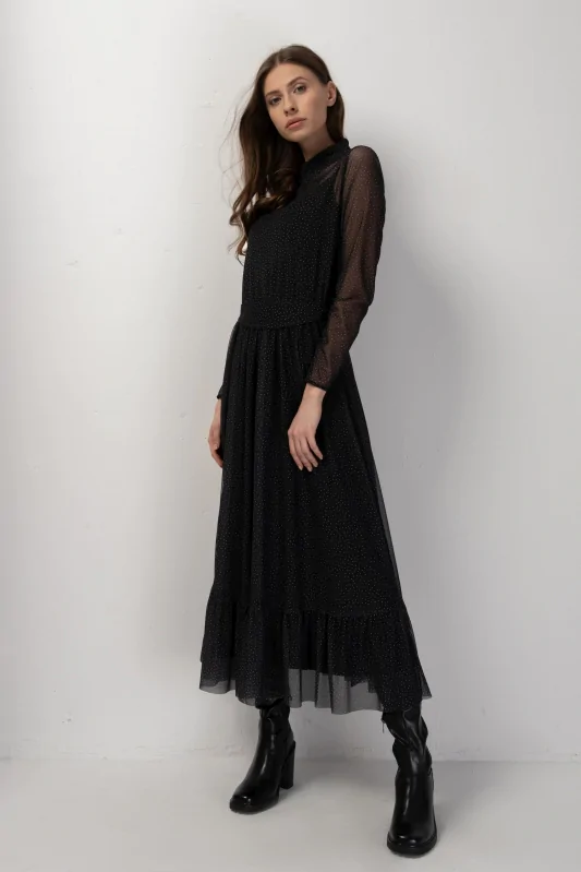 długa szyfonowa sukienka, w kolorze czarnym z kropki, z podszewką. Gumka w pasie, długie rękawy i półgolf