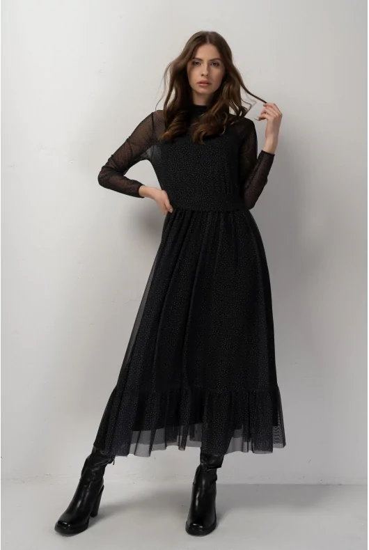 długa szyfonowa sukienka, w kolorze czarnym w kropki, z podszewką. Gumka w pasie, długie rękawy i półgolf