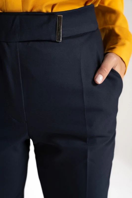 eleganckie materiałowe spodnie w kant, w kolorze granatowym, zapinane na suwak i guzik
