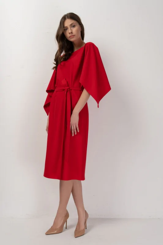 czerwona sukienka dzianinowa midi z nietoperzowymi rękawami