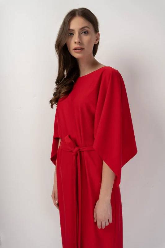 czerwona sukienka dzianinowa midi z nietoperzowymi rękawami