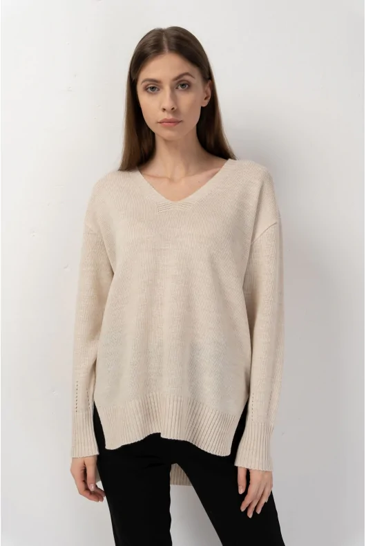 oversizowy, asymetryczny sweter z dłuższym tyłem w kolorze beżowym z dekoltem w serek