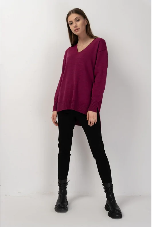 oversizowy, asymetryczny sweter z dłuższym tyłem w kolorze różowym z dekoltem w serek