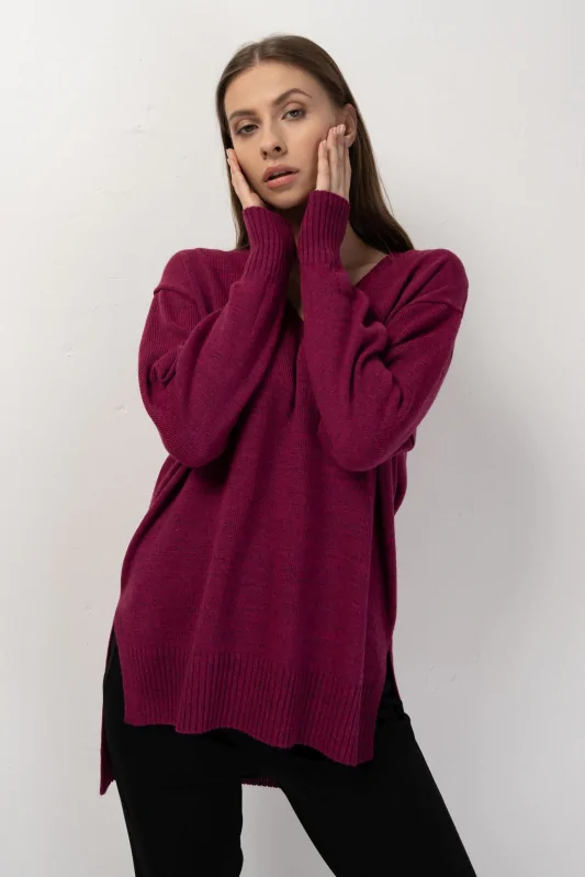 oversizowy, asymetryczny sweter z dłuższym tyłem w kolorze różowym z dekoltem w serek