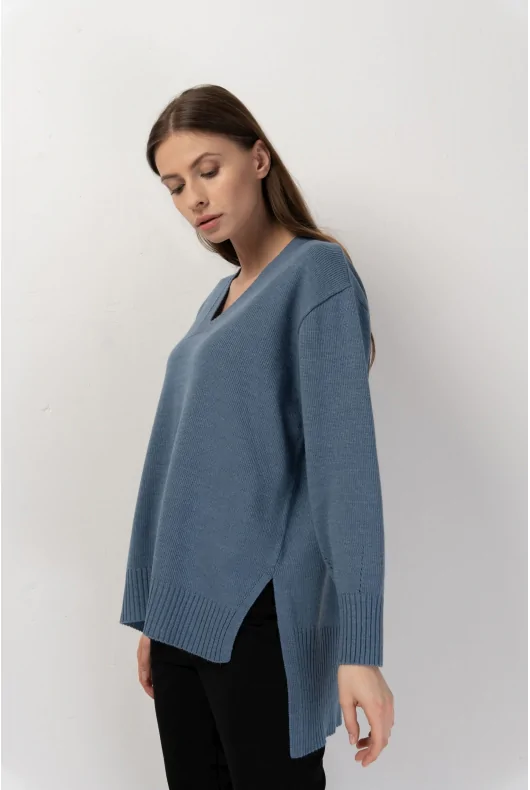 oversizowy, asymetryczny sweter z dłuższym tyłem w kolorze niebieskim z dekoltem w serek