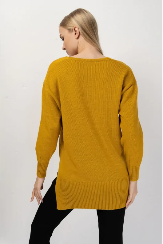 oversizowy, asymetryczny sweter z dłuższym tyłem w kolorze żółtym z dekoltem w serek