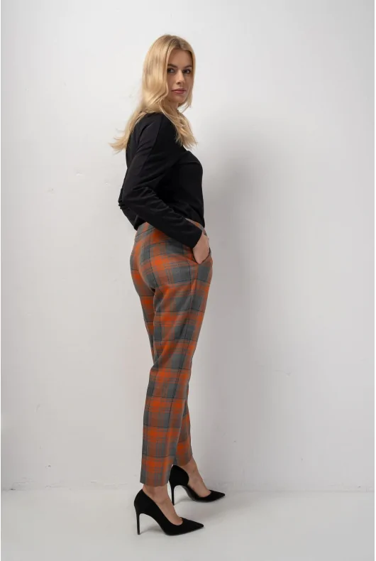 klasyczne spodnie chino, prosta nogawka w kant, w szaro pomarańczową kratę, z kieszeniami