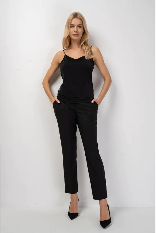 eleganckie tkaninowe spodnie w kant, w kolorze czarnym, z kieszeniami.