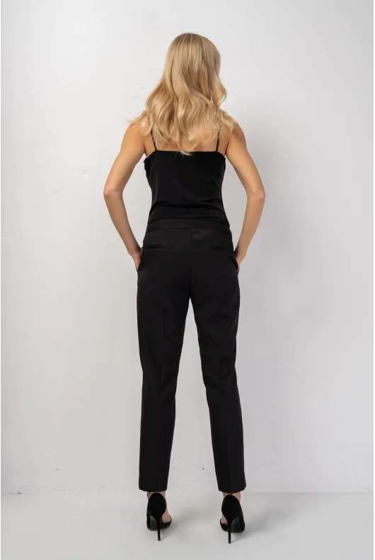 eleganckie tkaninowe spodnie w kant, w kolorze czarnym, z kieszeniami.