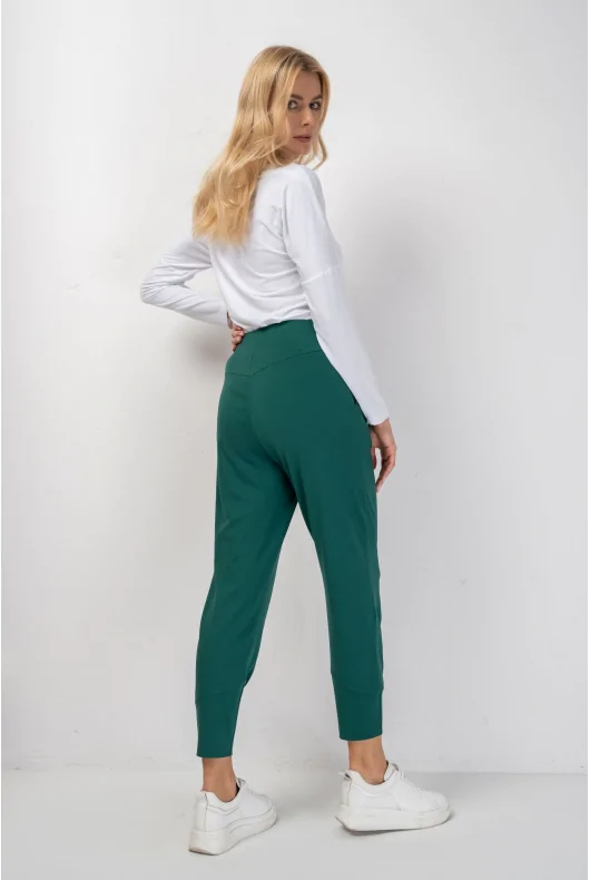 Dzianinowe spodnie o długości 7/8, z wiskozy. Z szerokimi ściągaczami i gumą w pasie. W kolorze zielonym