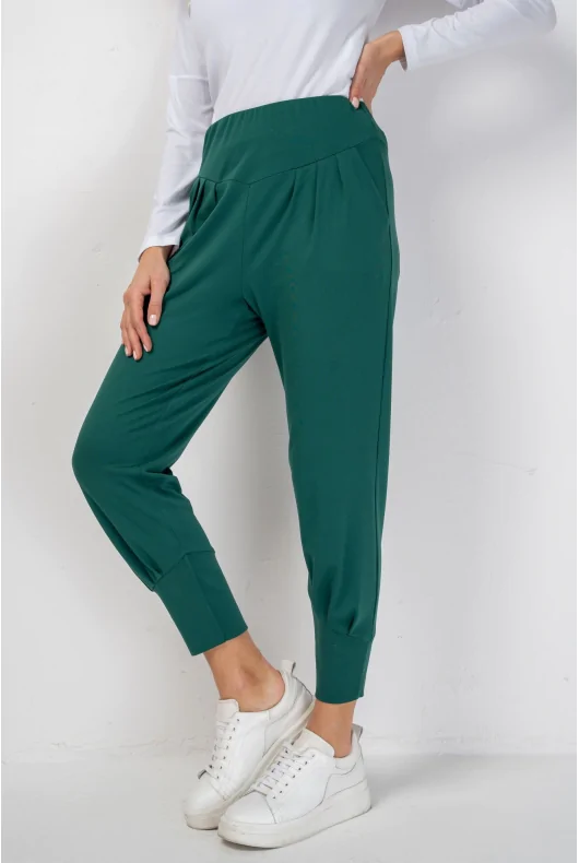 Dzianinowe spodnie o długości 7/8, z wiskozy. Z szerokimi ściągaczami i gumą w pasie. W kolorze zielonym