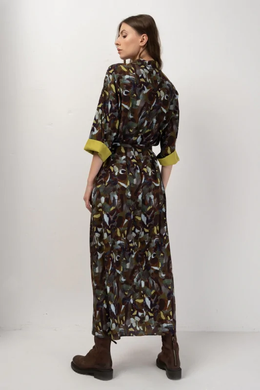 Brązowa sukienka maxi w kolorowy wzór w odcieniach limonki uszyta z wiskozowej tkaniny