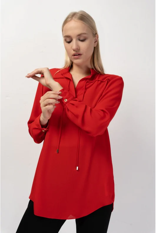 bluzka oversize, z długim rękawem , zapinana na guziki, ze stójką w kolorze czerwonym