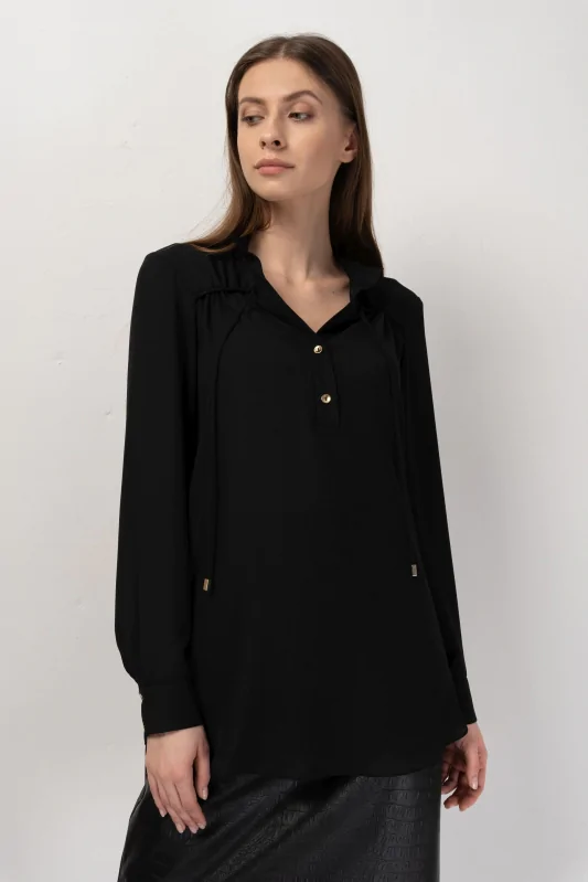 bluzka oversize, z długim rękawem , zapinana na guziki, ze stójką w kolorze czarnym