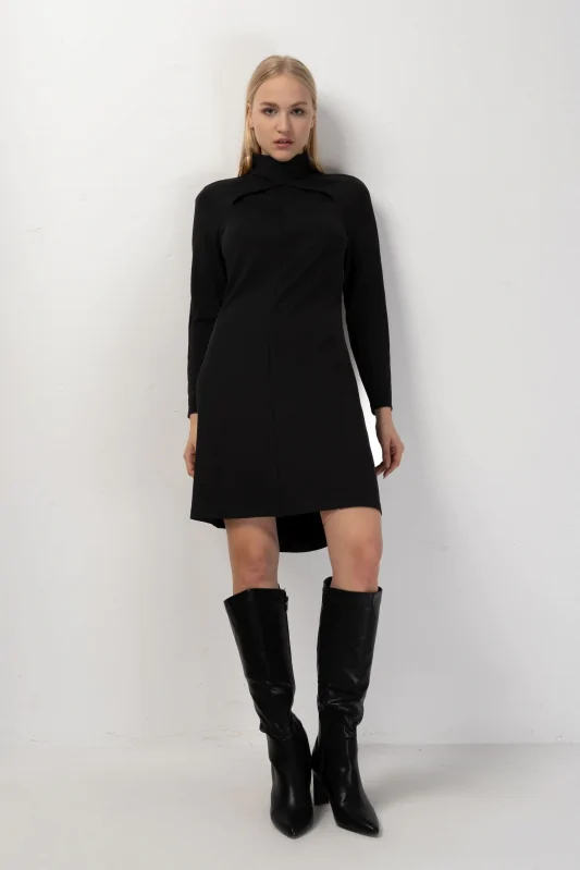 sukienka z długim rękawem i półgolfem, w długości mini, elastyczny materiał z dodatkiem wiskozy, w kolorze czarnym