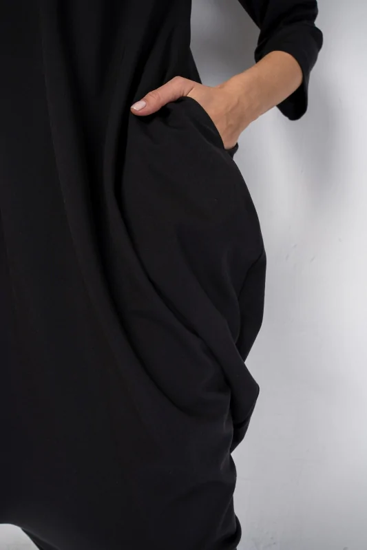 sukienka bombka oversize w długości midi za kolano, z dekoltem w serek i kieszeniami, w kolorze czarnym