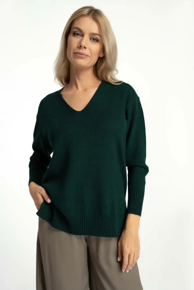 oversizowy, asymetryczny sweter z dłuższym tyłem w kolorze zielonym z dekoltem w serek