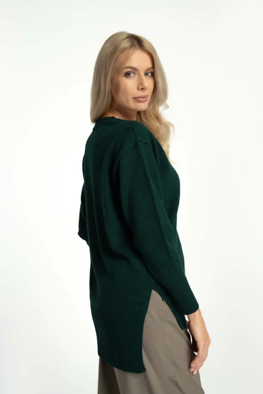 oversizowy, asymetryczny sweter z dłuższym tyłem w kolorze zielonym z dekoltem w serek