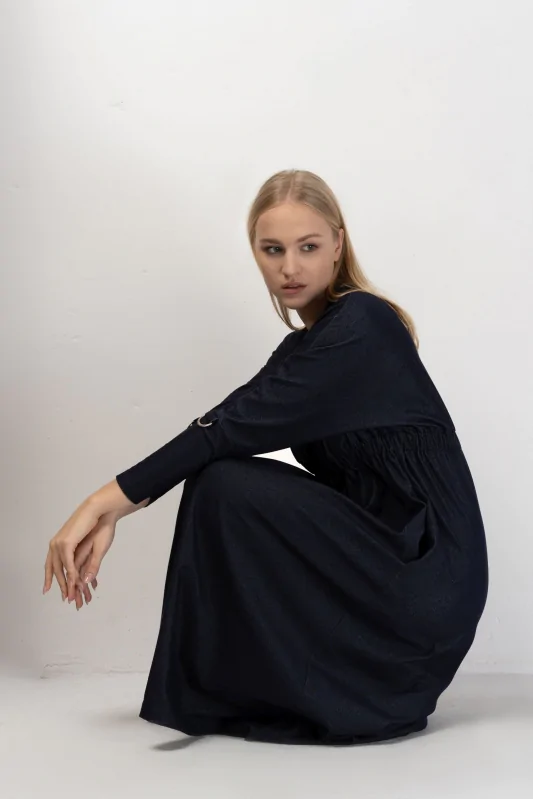 Jeansowa sukienka MIDI, za kolano z długimi rękawami, odcinana w talii