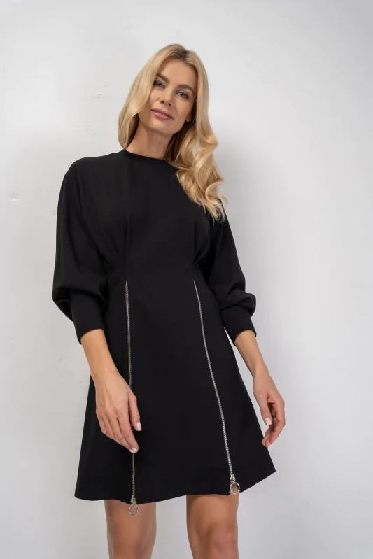 Czarna sukienka dzianinowa, o długości mini, z długimi rękawami