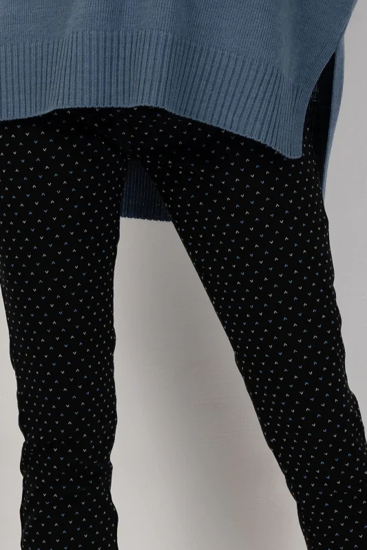 Czarne legginsy na gumie, w drobny biało-niebieski wzór