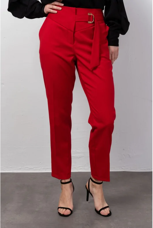 Eleganckie czerwone spodnie tkaninowe w kant, ze złotą klamrą
