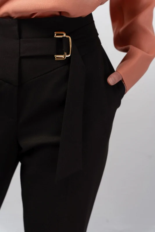 Eleganckie czarne spodnie tkaninowe w kant, ze złotą klamrą