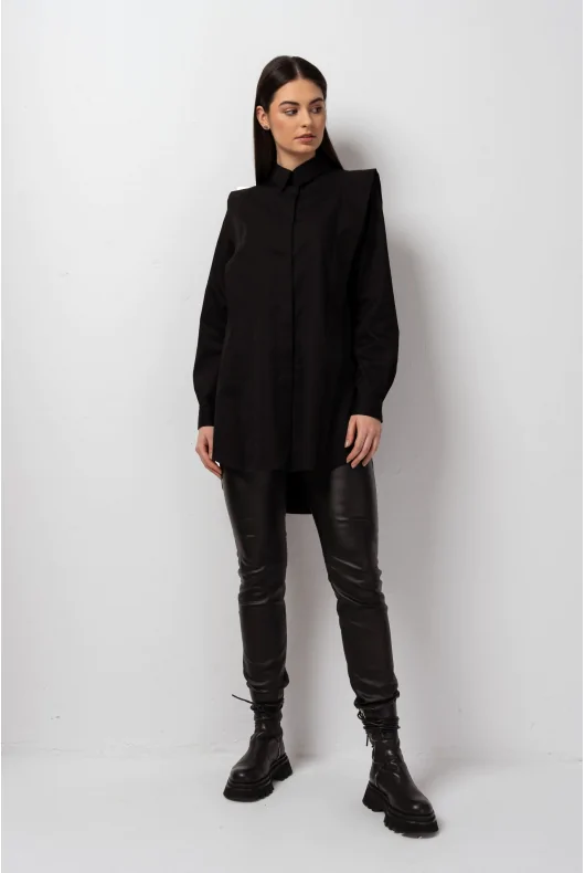 Długa oversizowa koszula damska z długim rękawem i ozdobnymi zakładkami. W kolorze czarnym