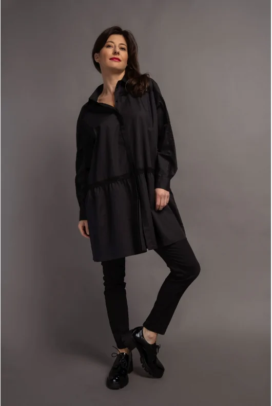 Czarna długa koszula damska z bawełny o przedłużonym kroju tuniki