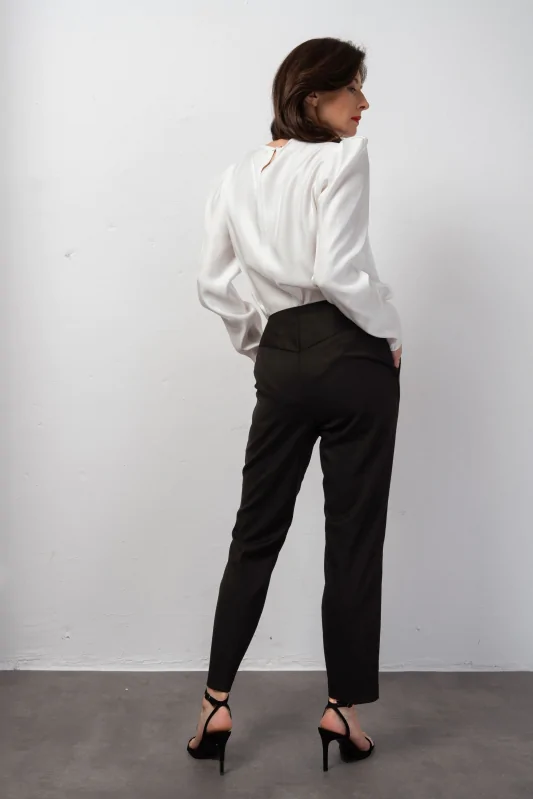 damska bluzka z bufkami z połyskującej wiskozy w kolorze kremowym