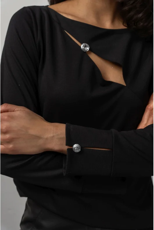 Czarna bluzka dzianinowa o klasycznym kroju z długimi rękawami, z rozcięciem na dekolcie