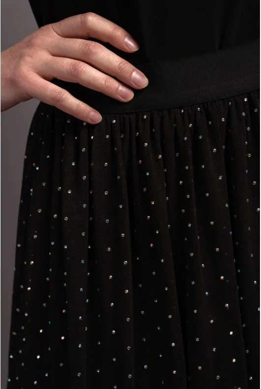 długa, czarna szyfonowa, tiulowa spódnica z kolorowymi kryształkami