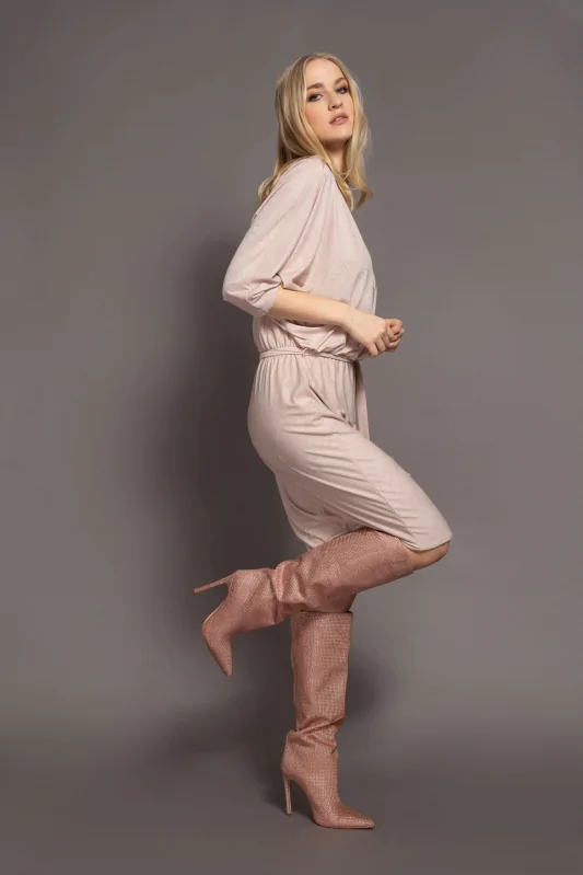 nietoperzowa sukienka do kolan, w kolorze różowym z połyskiem