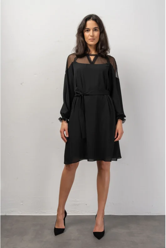 Elegancka czarna sukienka szyfonowa do kolan, z długimi rękawami i koronką