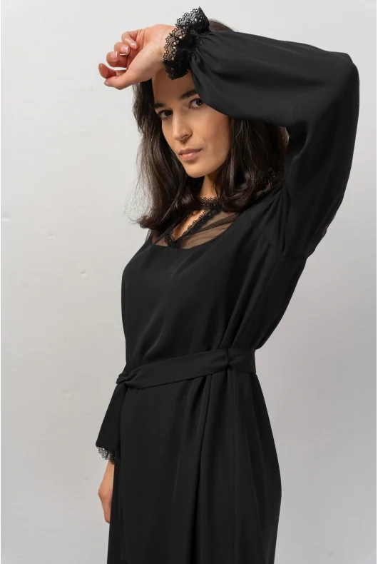Elegancka czarna sukienka szyfonowa do kolan, z długimi rękawami i koronką